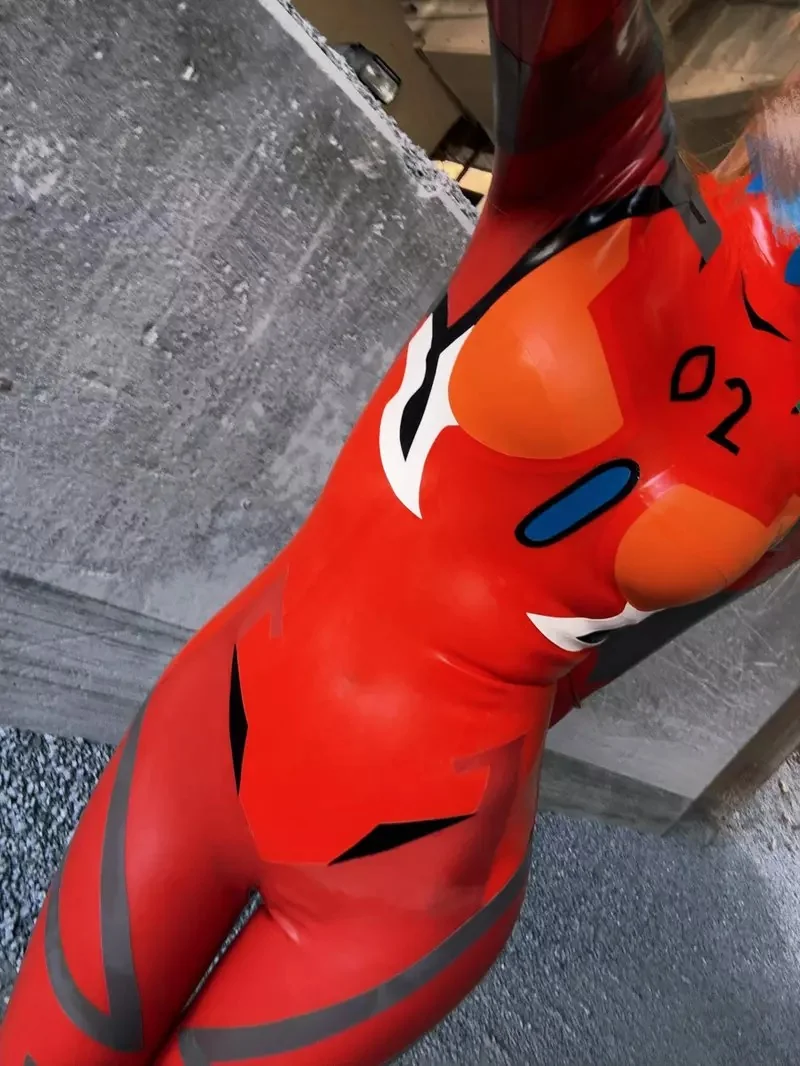 COS写真玩家「neo.omochi」重現《新世紀福音戰士》EVA駕駛員所穿的插入栓服，宛如從動畫中走出來的真實質感，吸引許多網友紛紛按讚
