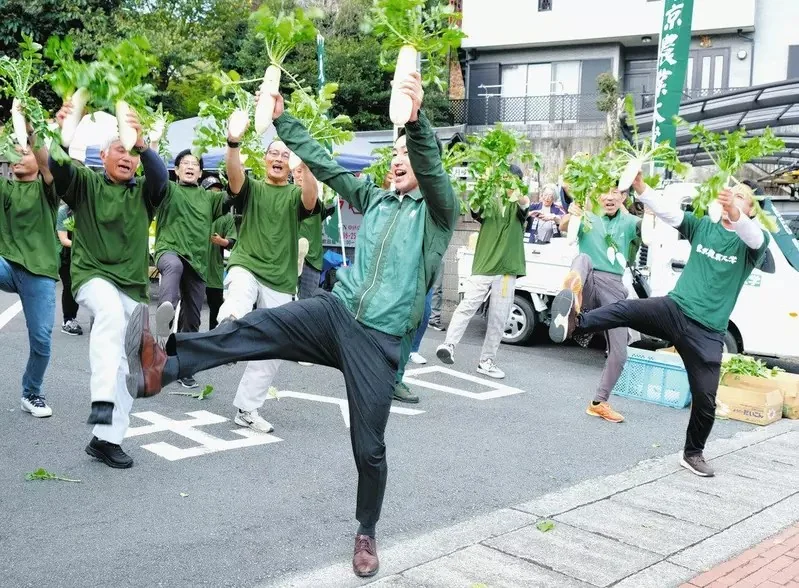 日本棒球場驚見《拿著蘿蔔加油的球迷》一看就知道是哪間學校的校友了？｜高清图片集