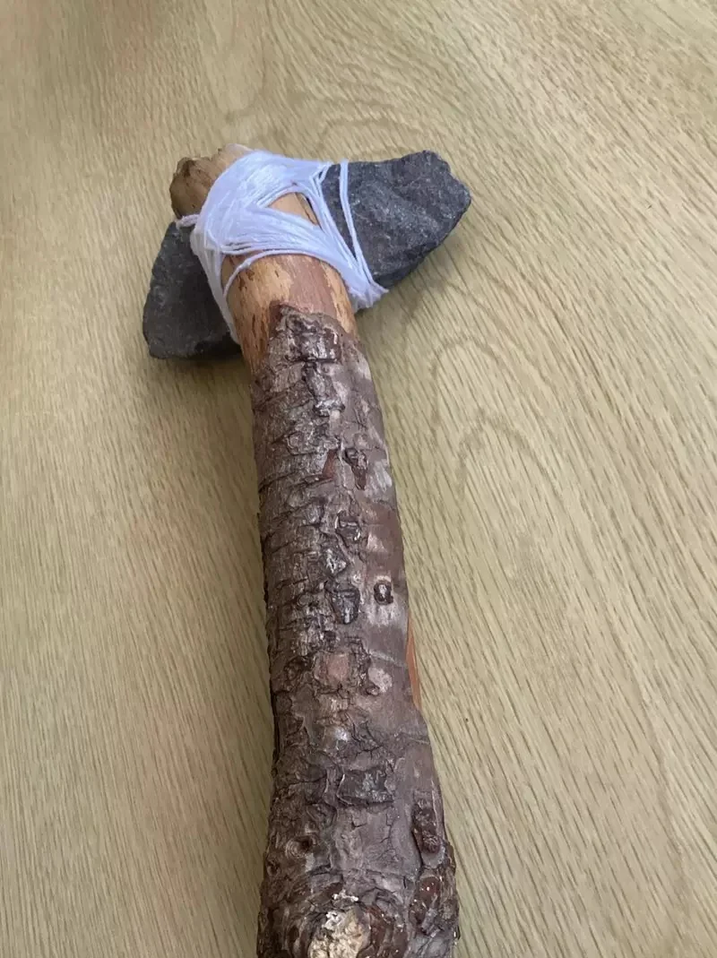 小2男生用路邊撿的木棍與石頭做成了《石斧》馬麻打開書包嚇一跳怎麼會有這種東西！？｜高清图片集