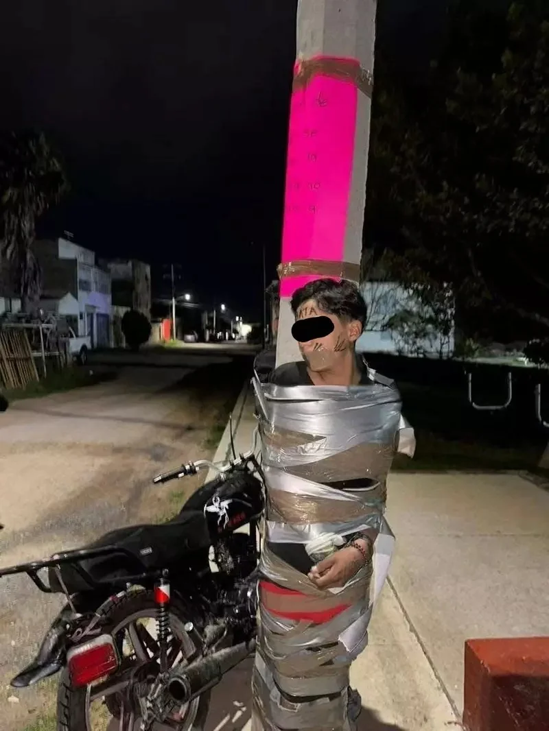 《墨西哥蝙蝠俠》神秘的自警團員秘密抓捕機車竊賊，將人用膠帶固定在電線杆或路燈上面｜高清图片集