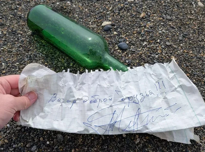 原來在海邊真的撿得到《瓶中信》打開一看留著一段親切的訊息超浪漫｜高清图片集