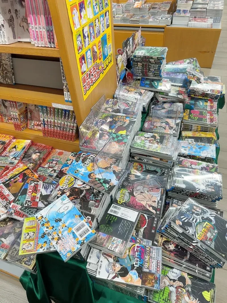 日本出版社促銷《買漫畫送插畫小卡》引爆黃牛狂搶書店宛如颱風過境｜高清图片集