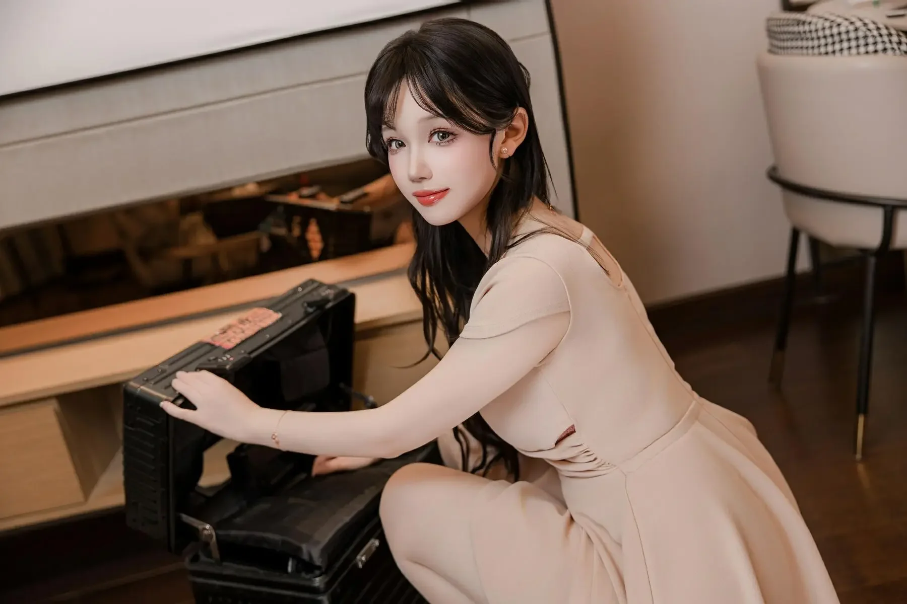 雪晴Astra – 洗浴店 杏色工作服A字裙｜高清图片集