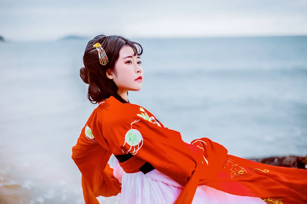 汉服写真，舞转回红袖歌愁敛翠钿