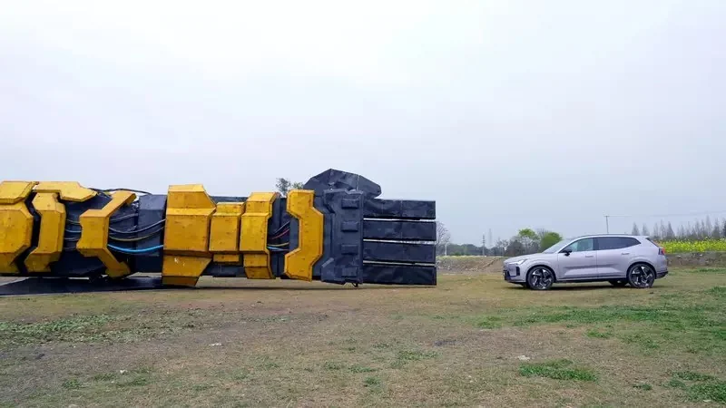絕對另類的汽車碰撞測試《Volvo XC70》用五噸重的機器人手臂揮拳+打巴掌看看車車的抗打擊能力｜高清图片集