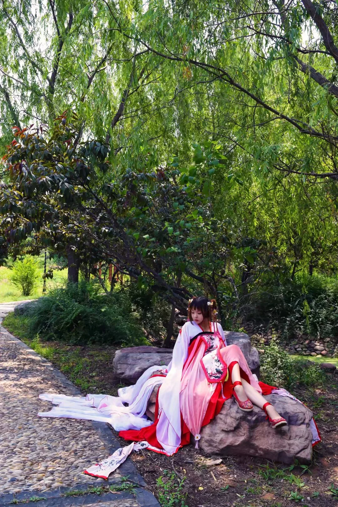 梅花拟人COS写真，粉墙低，梅花照眼，依然旧风味。露痕轻缀。疑净洗铅华，无限佳丽