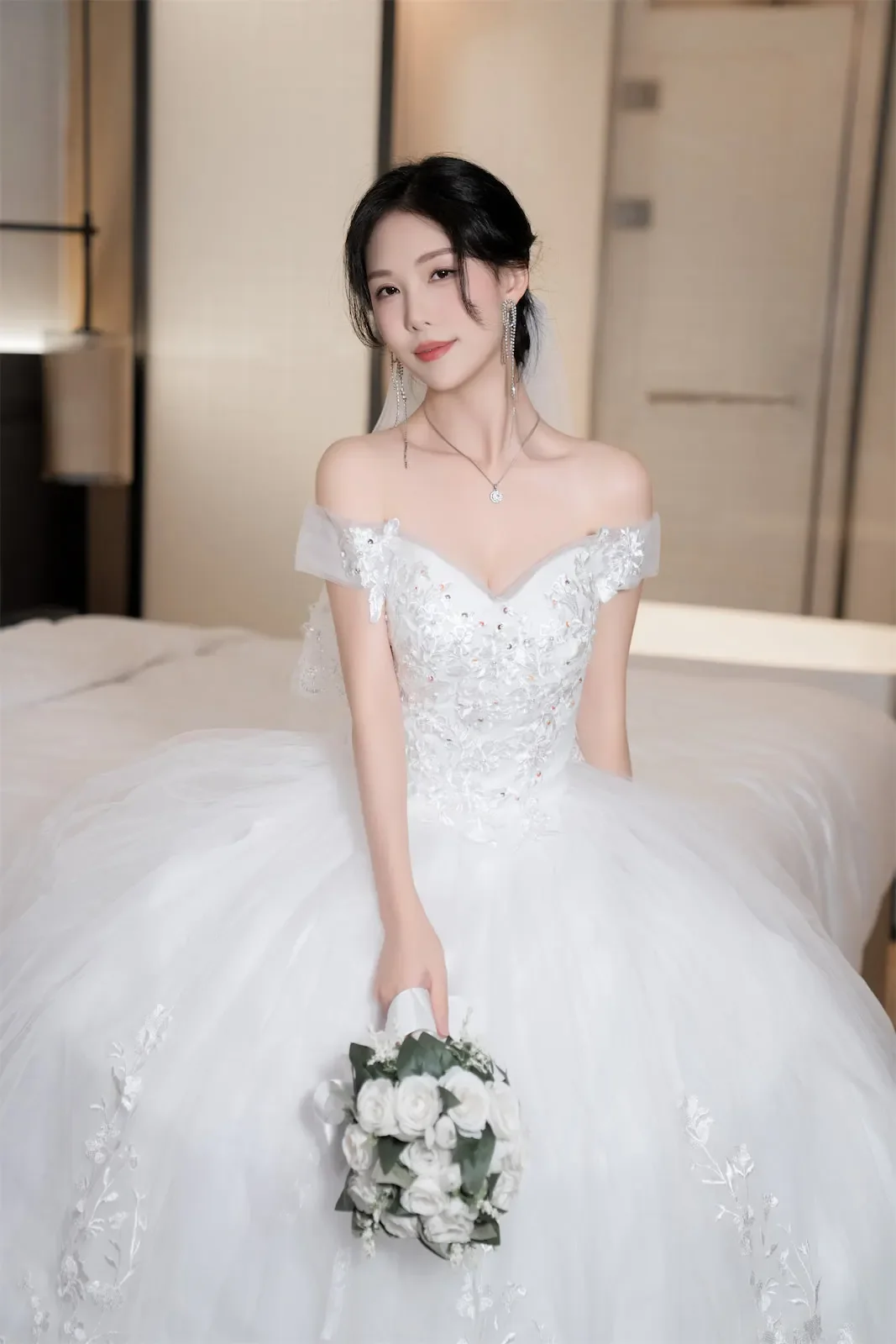抖娘利世 – 婚纱下的秘密｜高清图片集