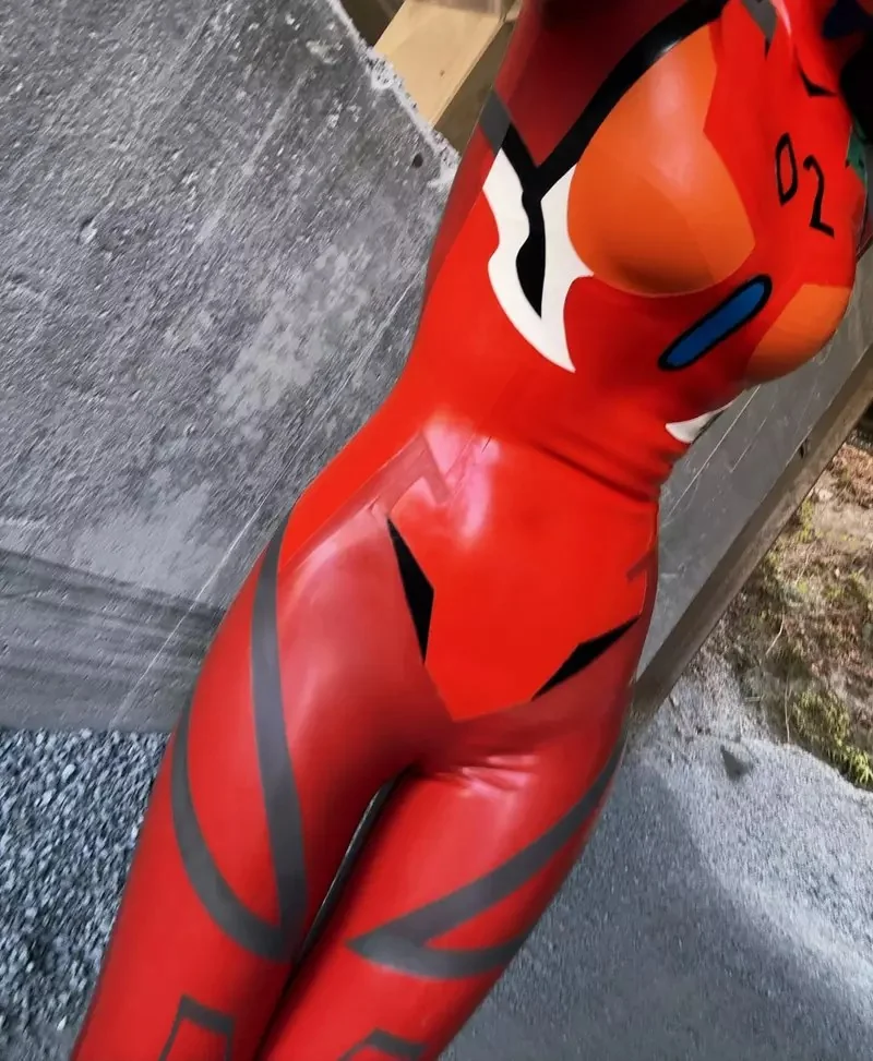 COS写真玩家「neo.omochi」重現《新世紀福音戰士》EVA駕駛員所穿的插入栓服，宛如從動畫中走出來的真實質感，吸引許多網友紛紛按讚