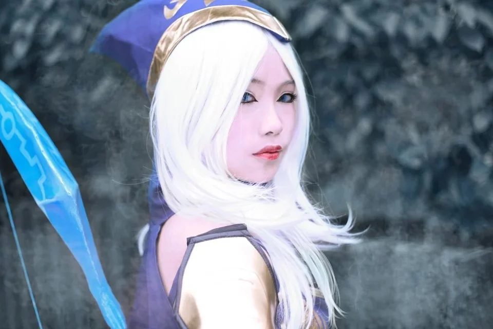 寒冰射手 —艾希COS写真 “一个部族,一个民族,一个弗雷尔卓德.”