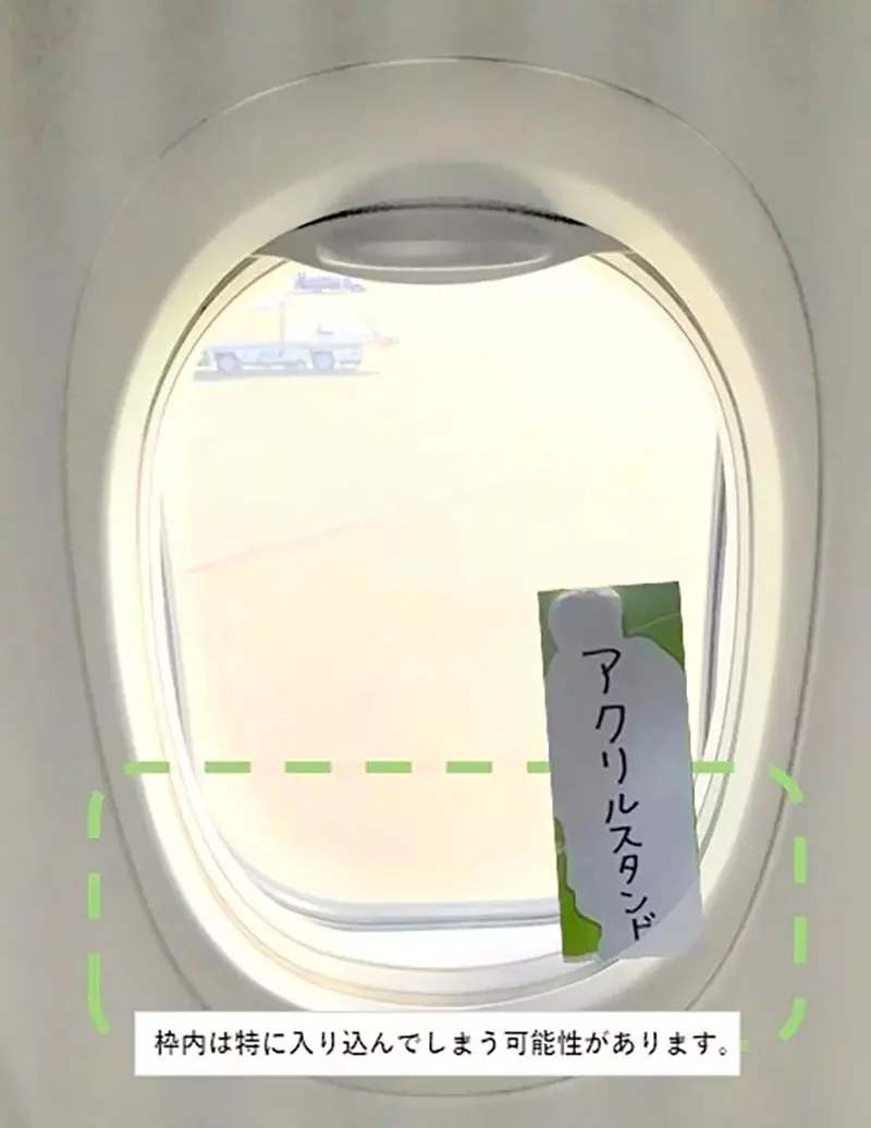 她在飛機上拿《壓克力人形立牌》拍照 卻掉進窗戶縫隙悲劇了｜高清图片集