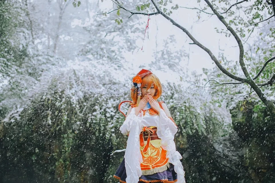 love live！高坂穗乃果COS写真，冬日の雪景