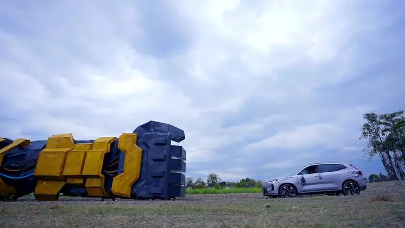 絕對另類的汽車碰撞測試《Volvo XC70》用五噸重的機器人手臂揮拳+打巴掌看看車車的抗打擊能力｜高清图片集