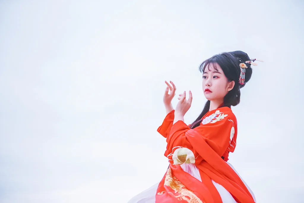 汉服写真，舞转回红袖歌愁敛翠钿