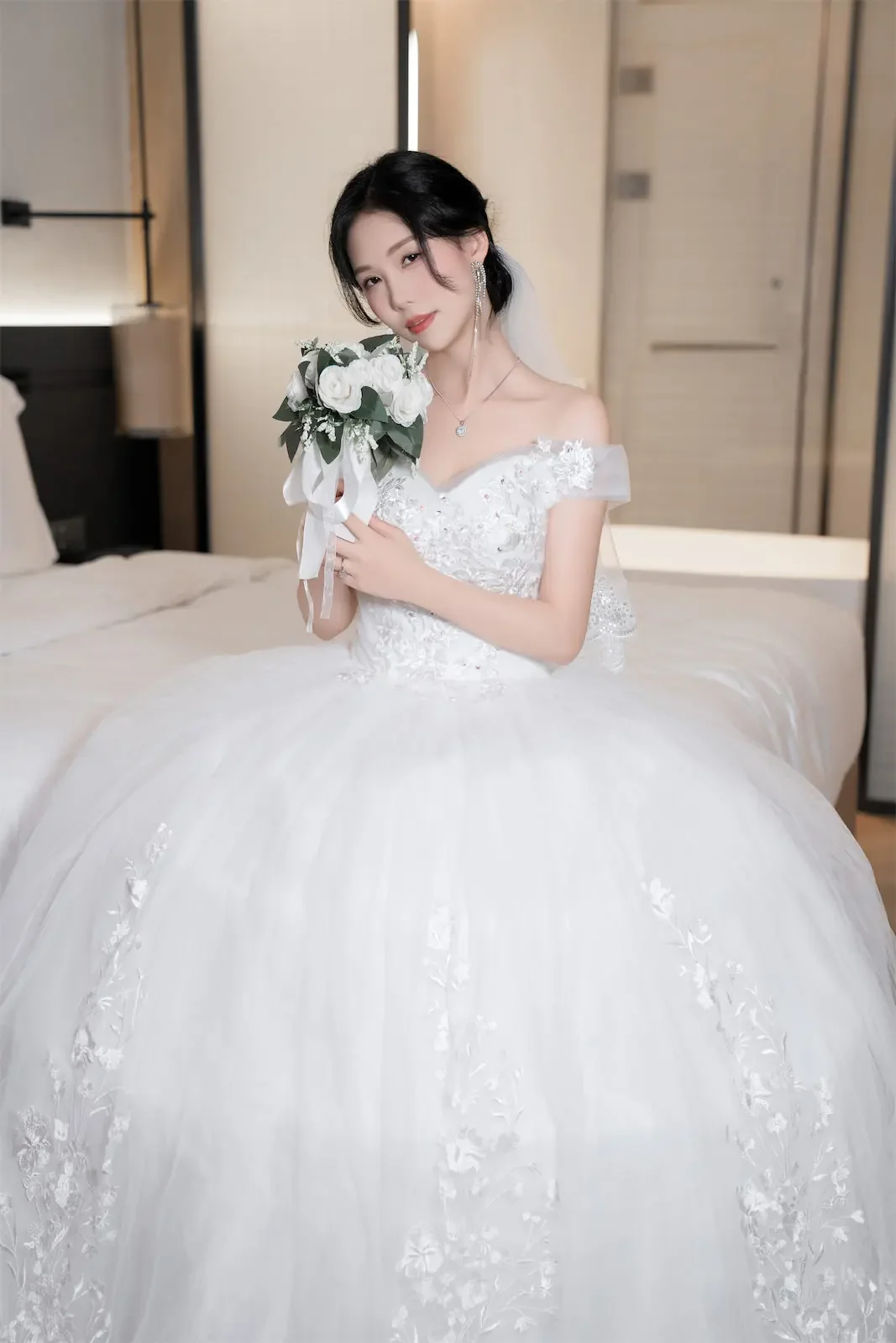 抖娘利世 – 婚纱下的秘密｜高清图片集