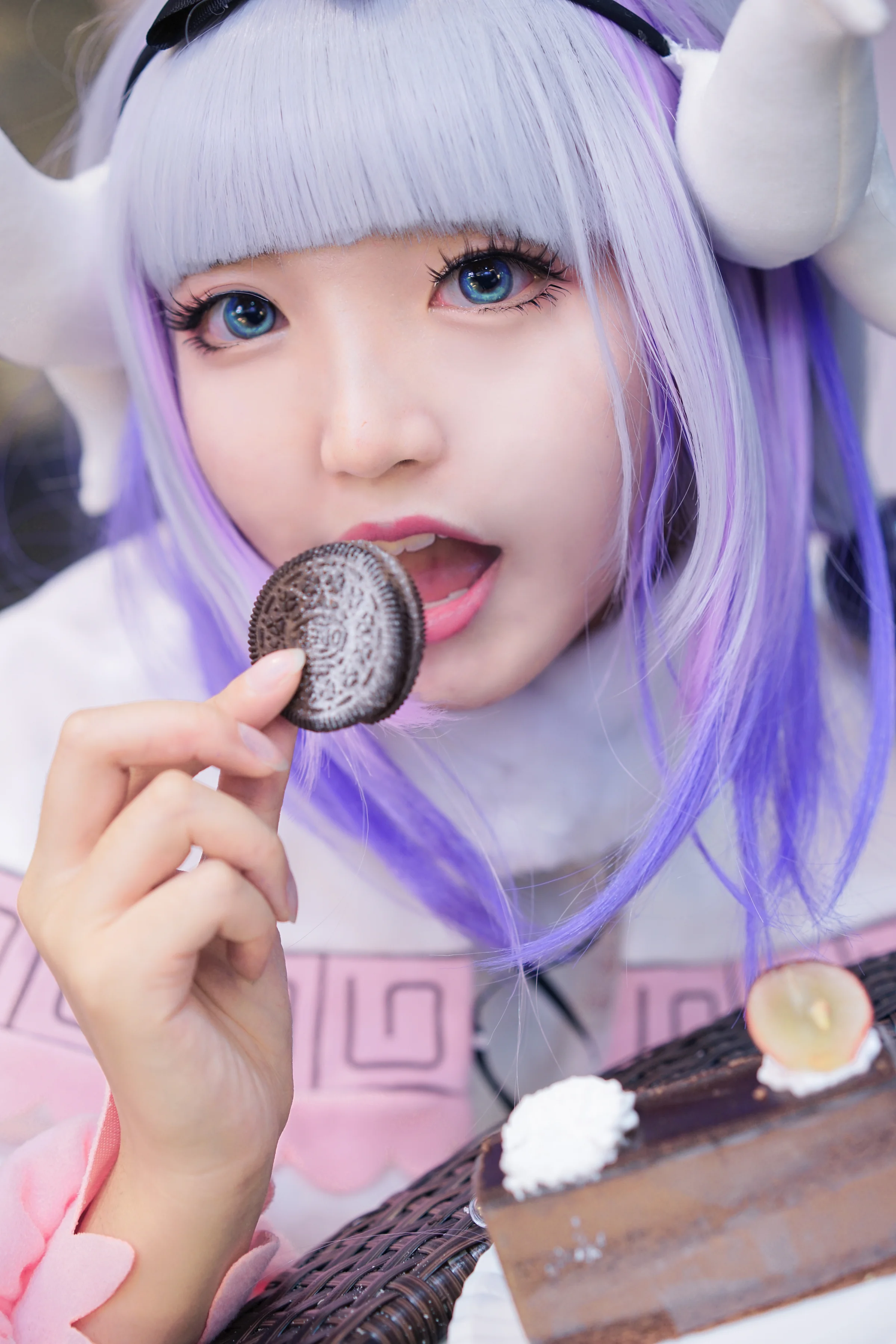 小林家的龙女仆康娜COS写真，愿意和我一起放烟花吃吃吃吗