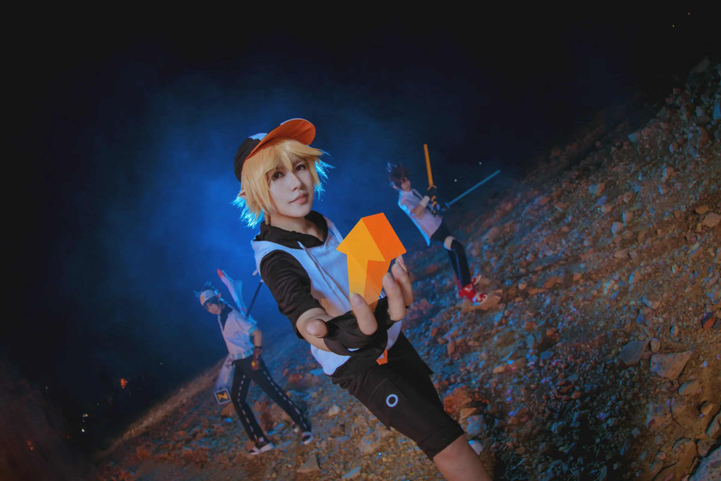 【-AOTU-凹凸世界】金COS写真