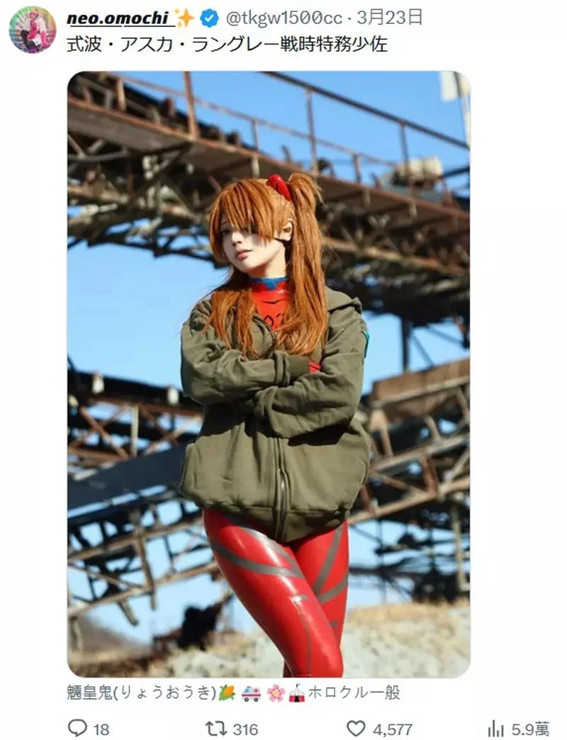 COS写真玩家「neo.omochi」重現《新世紀福音戰士》EVA駕駛員所穿的插入栓服，宛如從動畫中走出來的真實質感，吸引許多網友紛紛按讚