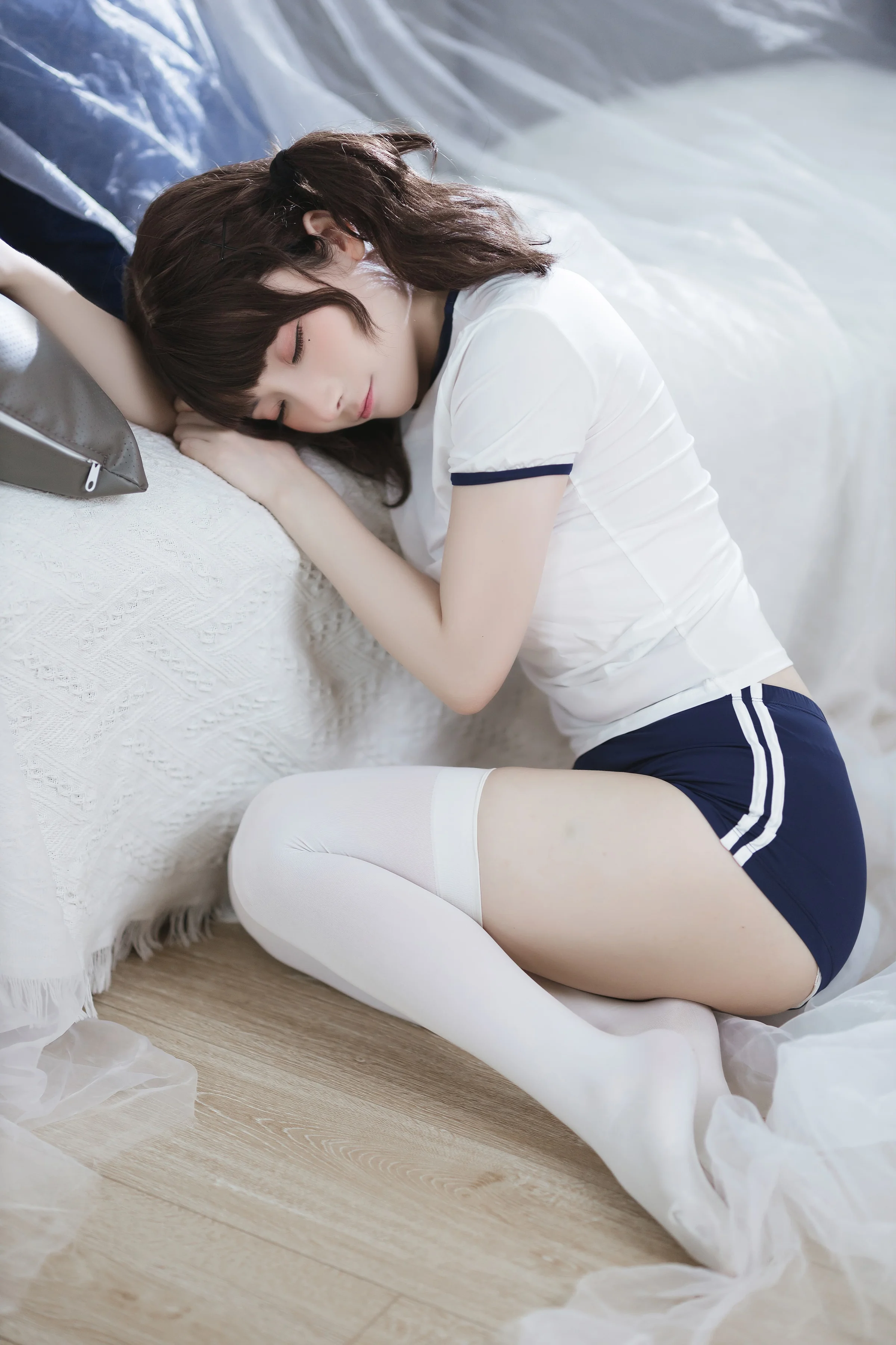 是三不是世 – 束缚 [37P]｜高清图片集