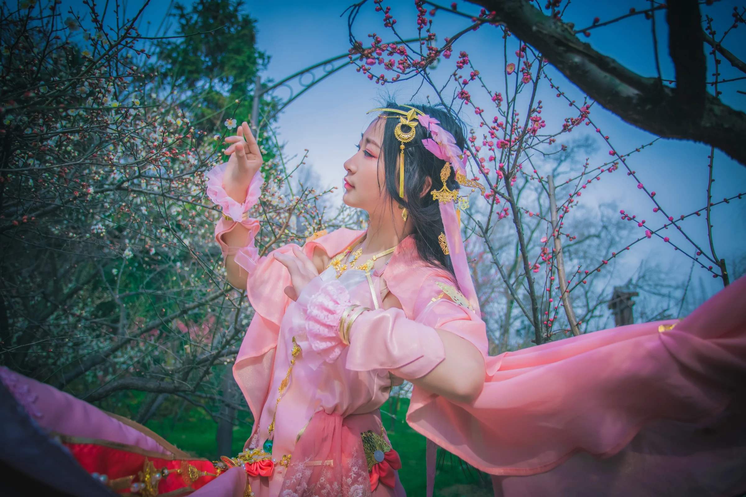 剑网三雪河秀姐COS写真，昔有佳人公孙氏，一曲剑舞动四方