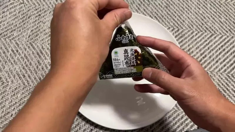 本季動畫示範《三角飯糰》的正確與錯誤拆法 日本網友還分享防手髒的進階版｜高清图片集