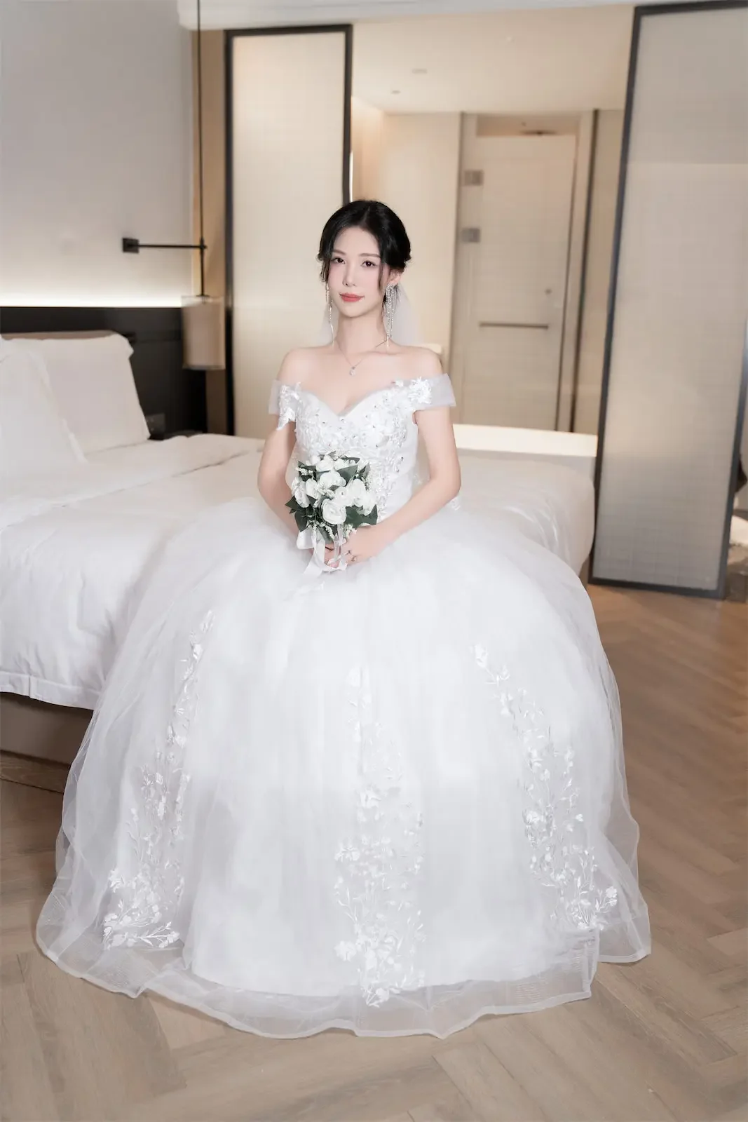 抖娘利世 – 婚纱下的秘密｜高清图片集