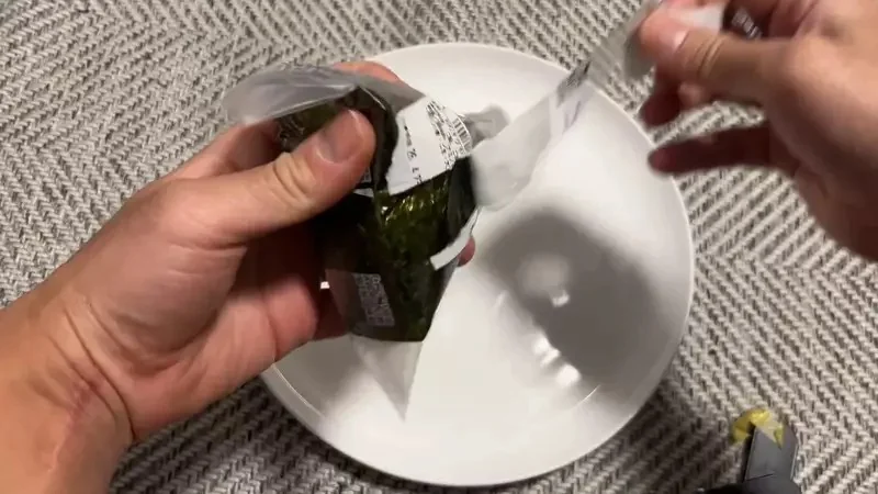 本季動畫示範《三角飯糰》的正確與錯誤拆法 日本網友還分享防手髒的進階版｜高清图片集