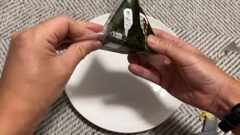 本季動畫示範《三角飯糰》的正確與錯誤拆法 日本網友還分享防手髒的進階版｜高清图片集