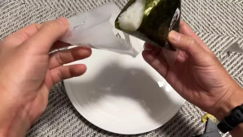 本季動畫示範《三角飯糰》的正確與錯誤拆法 日本網友還分享防手髒的進階版｜高清图片集