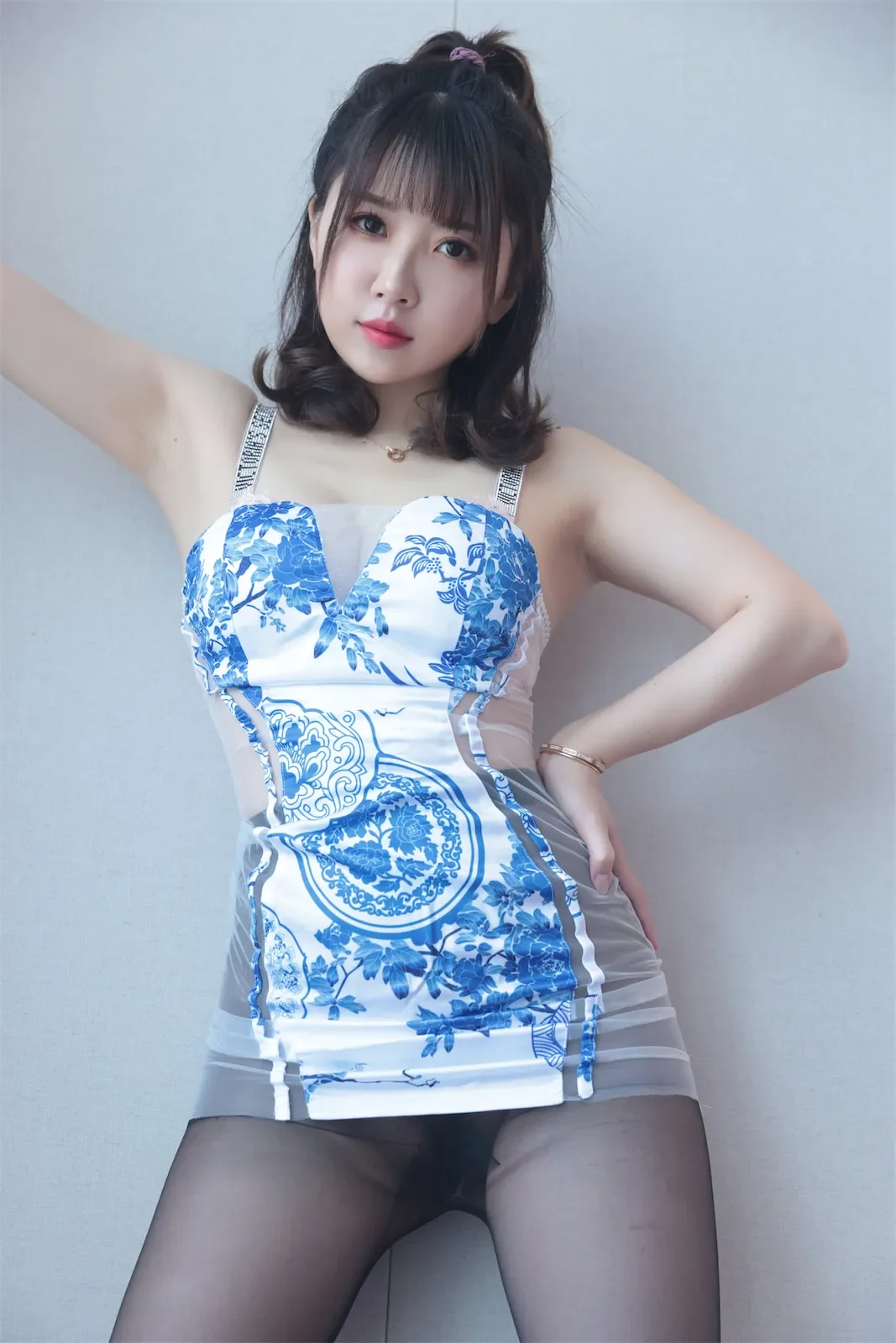 小女巫露娜 – 青花瓷旗袍｜高清图片集
