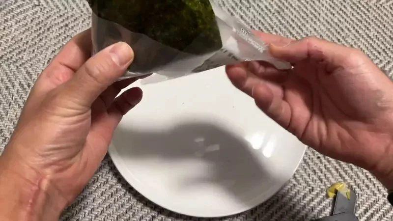 本季動畫示範《三角飯糰》的正確與錯誤拆法 日本網友還分享防手髒的進階版｜高清图片集