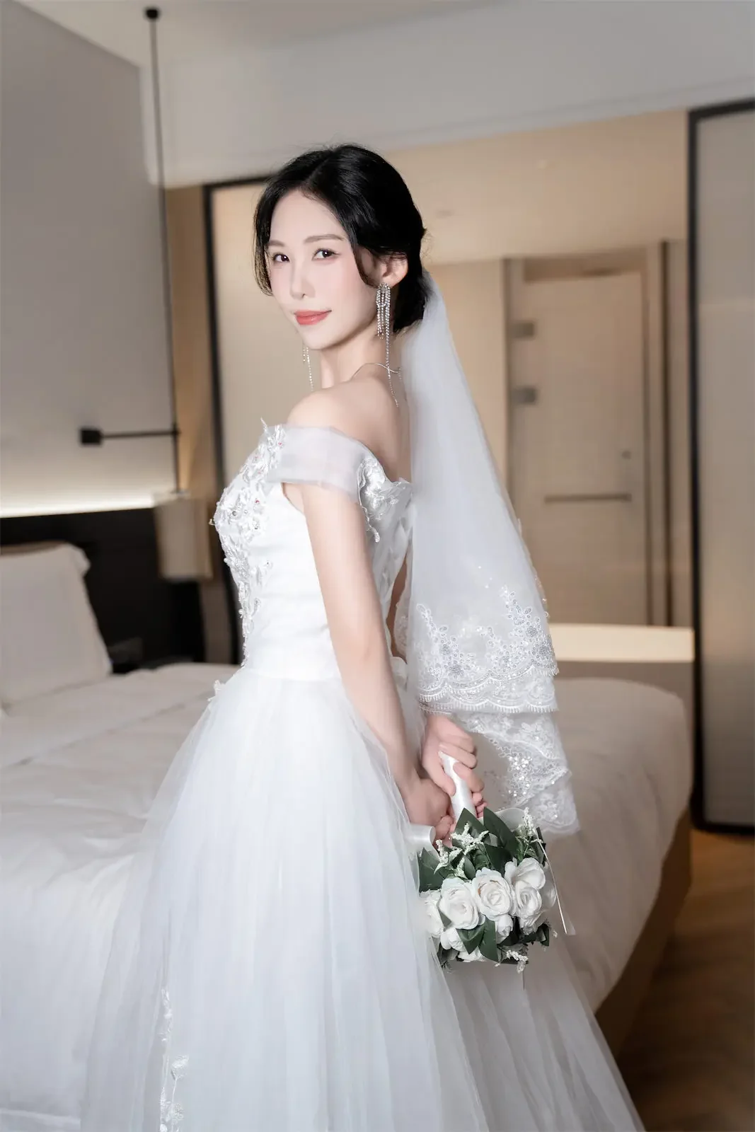 抖娘利世 – 婚纱下的秘密｜高清图片集
