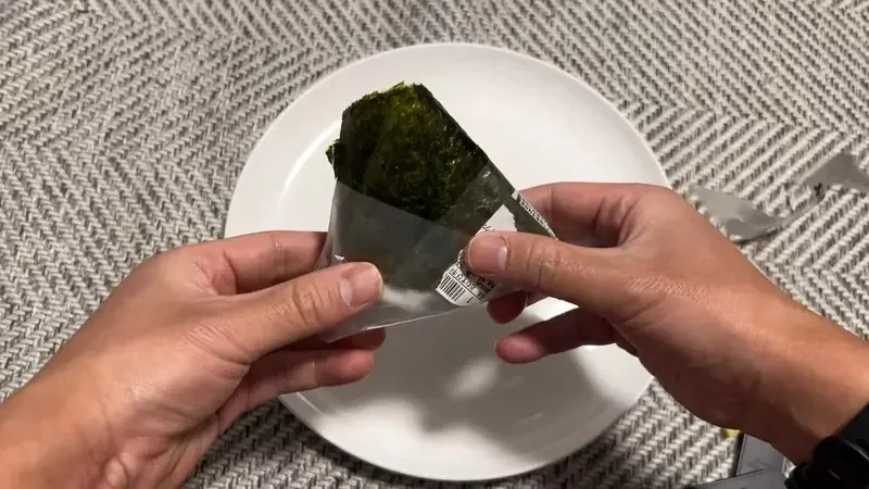 本季動畫示範《三角飯糰》的正確與錯誤拆法 日本網友還分享防手髒的進階版｜高清图片集
