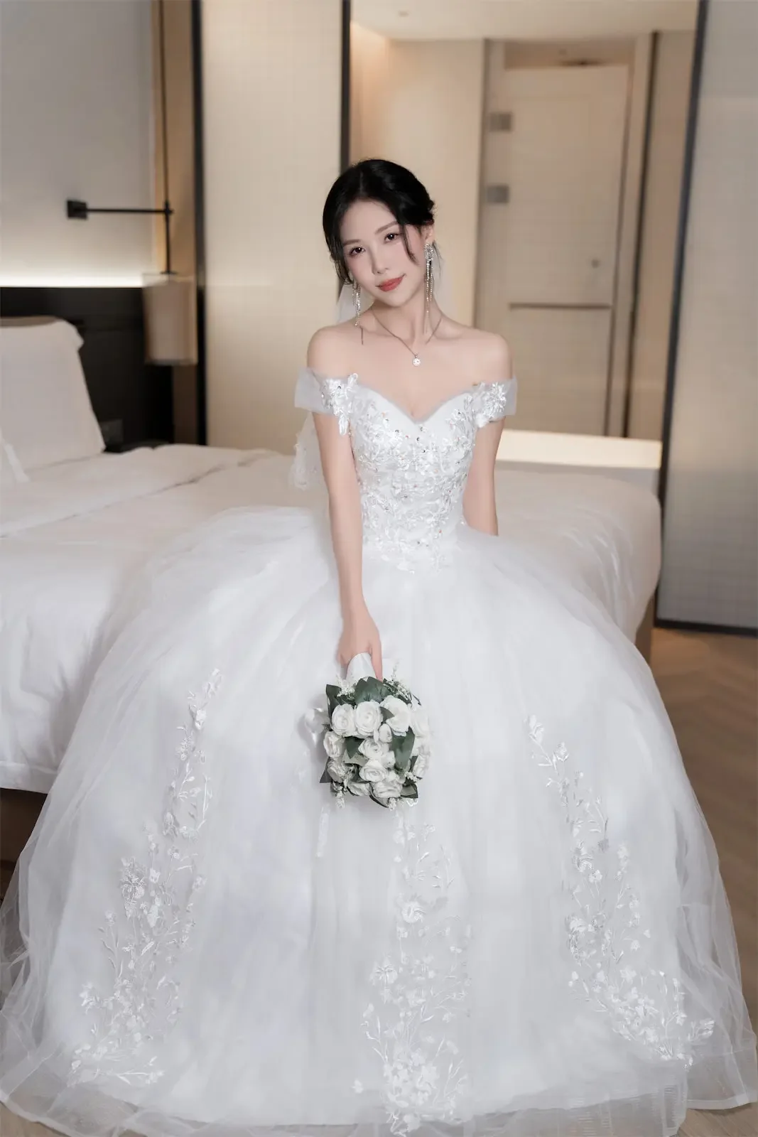 抖娘利世 – 婚纱下的秘密｜高清图片集