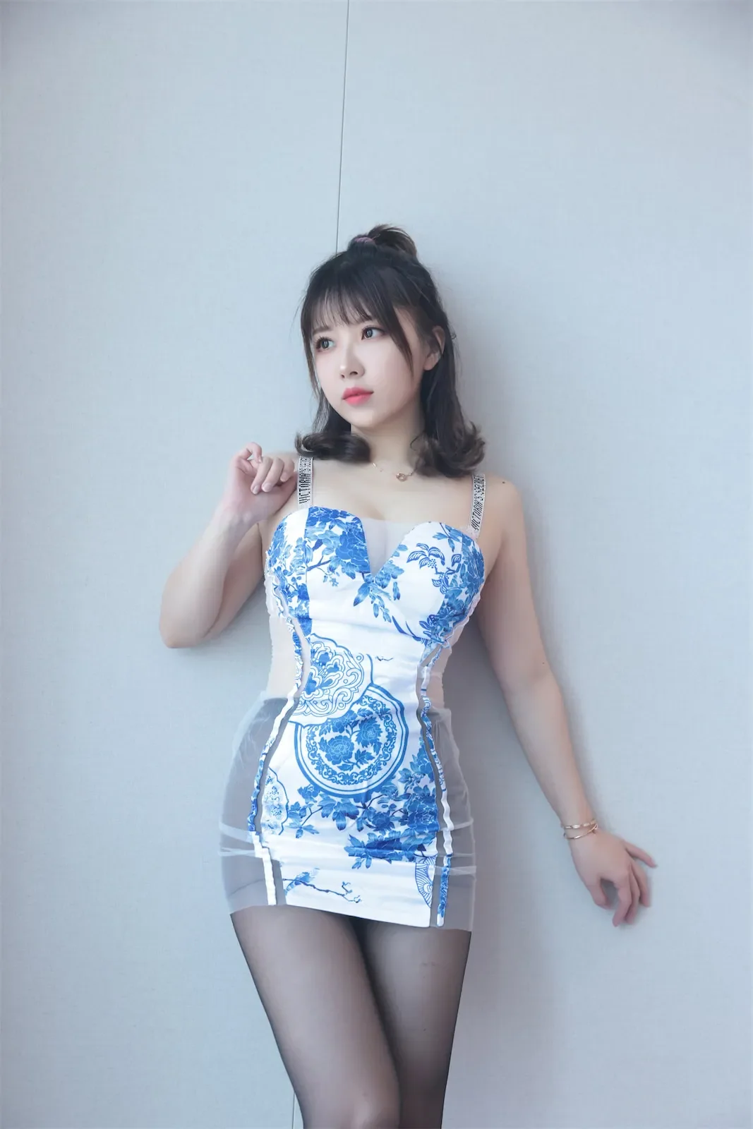 小女巫露娜 – 青花瓷旗袍｜高清图片集