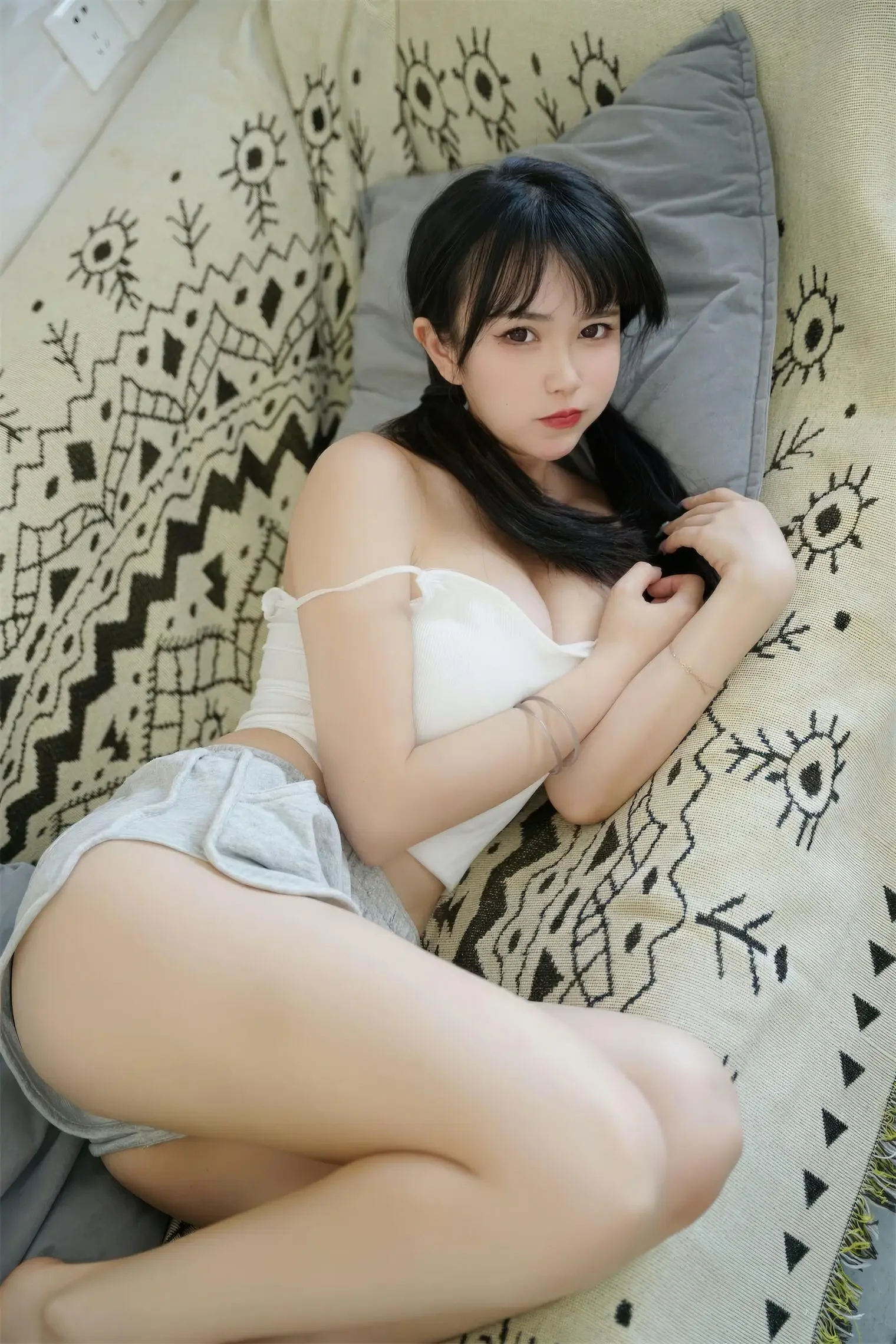Tina很妖孽呀 – 白色纯欲吊带｜高清图片集