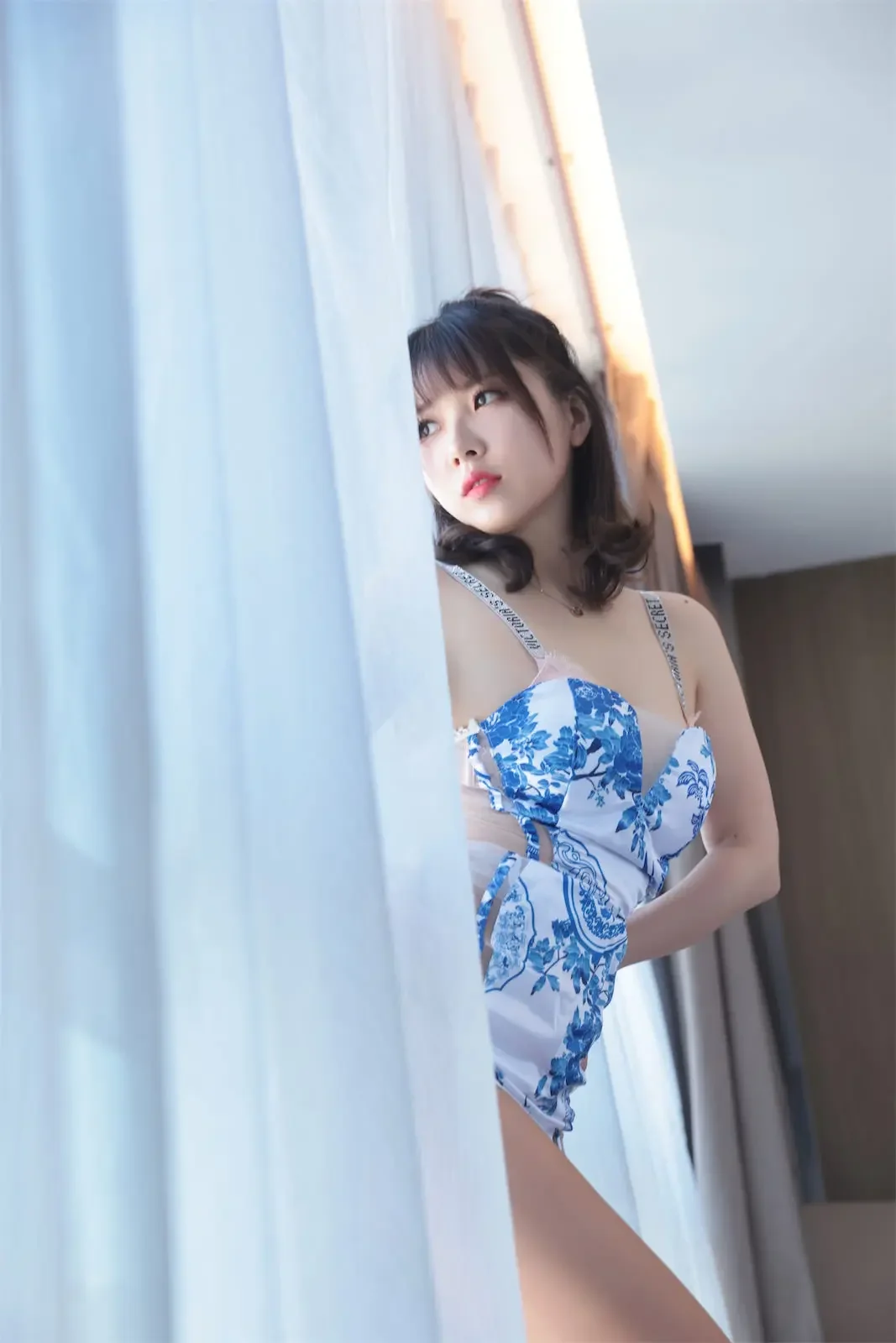 小女巫露娜 – 青花瓷旗袍｜高清图片集
