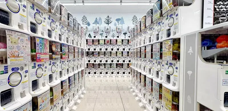 《厭惡轉蛋店的人》日本人瘋狂花500日圓購買小確幸 象徵著日本衰敗與反烏托邦？｜高清图片集