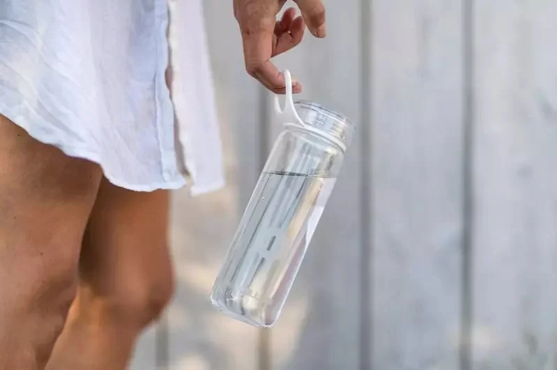網友分享《寶特瓶裝包注意事項》一定要把瓶蓋擰緊再裝進去，不然漏出來會很尷尬｜高清图片集