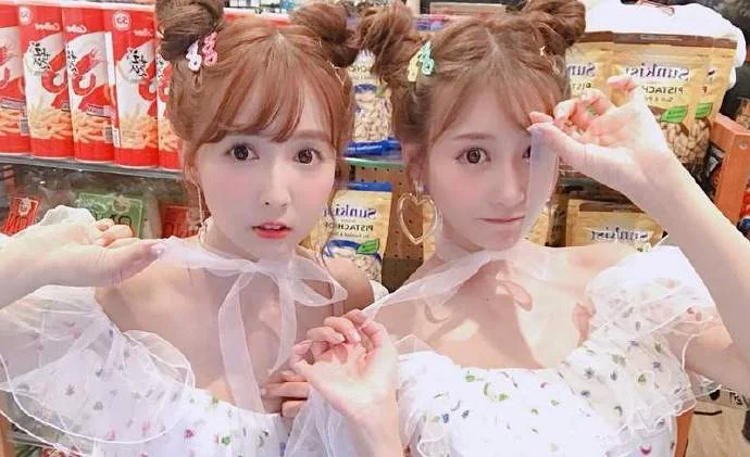 AV天后的梦幻同框，三上悠亚＆明日花绮罗扮双胞胎！｜高清图片集