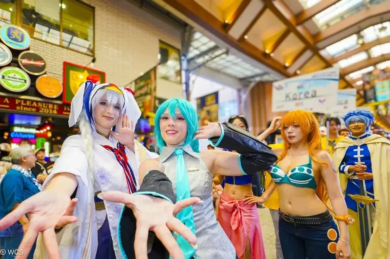《COS写真活動中暑》一旁的COSER見狀幫忙叫救護車 卻被工作人員嫌棄了