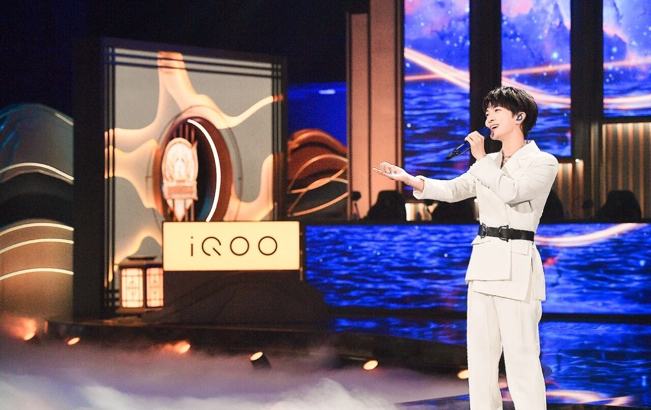 新一代KPL官方用机iQOO 8亮相2021世冠总决赛，iQOO携手周深强悍助阵｜高清图片集