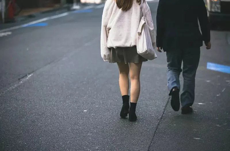 《平成情侶與令和情侶服裝上的差異》感覺以前年輕人比較趴，現在走的是寬鬆路線｜高清图片集