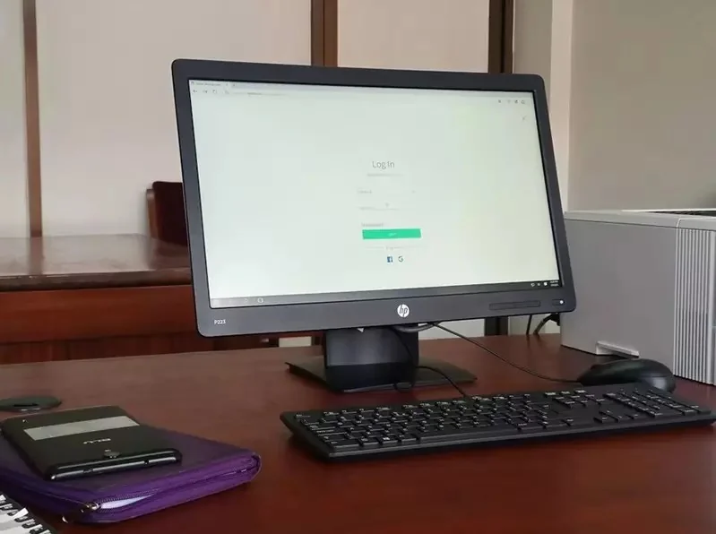 《靠窗電腦桌布設定問題》因為不知道該用啥桌布乾脆拍攝螢幕後方景色去設定引起話題｜高清图片集