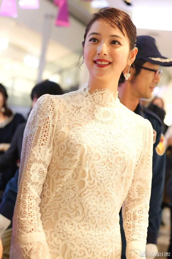 依旧女神范，佐佐木希出席圣诞灯饰点灯仪式！｜高清图片集
