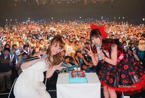 后辈的憧憬偶像，平野绫作为神秘嘉宾登上声优芹泽优首场个人演唱会｜高清图片集