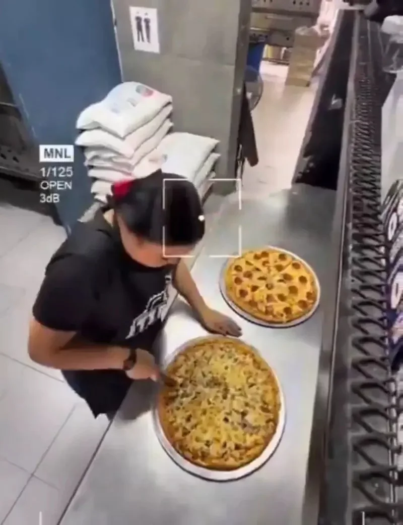 一位Pizza店女員工用誰也想不到的方式偷吃披薩 影片流出後網友直呼這根本天才｜高清图片集