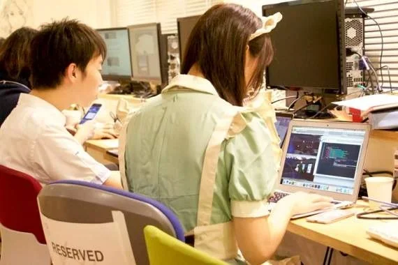日本开设能和女仆一起学编程的学校！主人~你这有bug？｜高清图片集