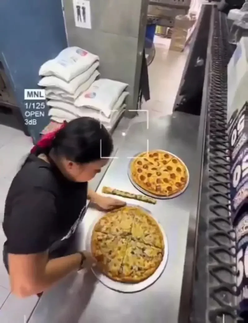 一位Pizza店女員工用誰也想不到的方式偷吃披薩 影片流出後網友直呼這根本天才｜高清图片集