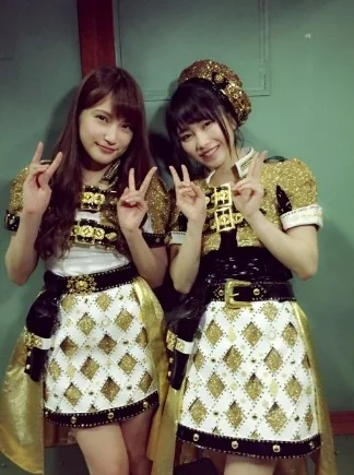两年前握手会砍伤事件后，入山杏奈拿笔现后遗症｜高清图片集