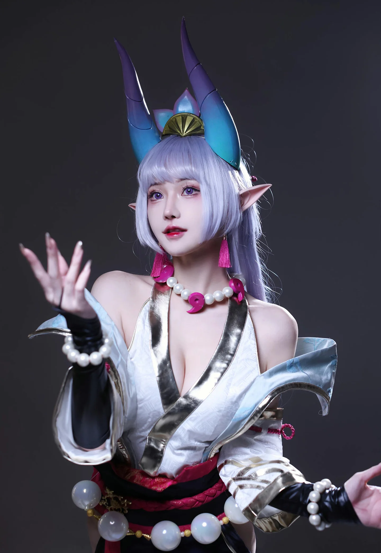 《英雄联盟》辛德拉灵魂莲华COS写真